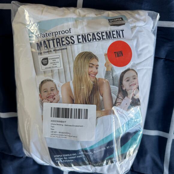 Twin Waterproof Mattress Encasement Zippered – Like New - Picture 1 of 3